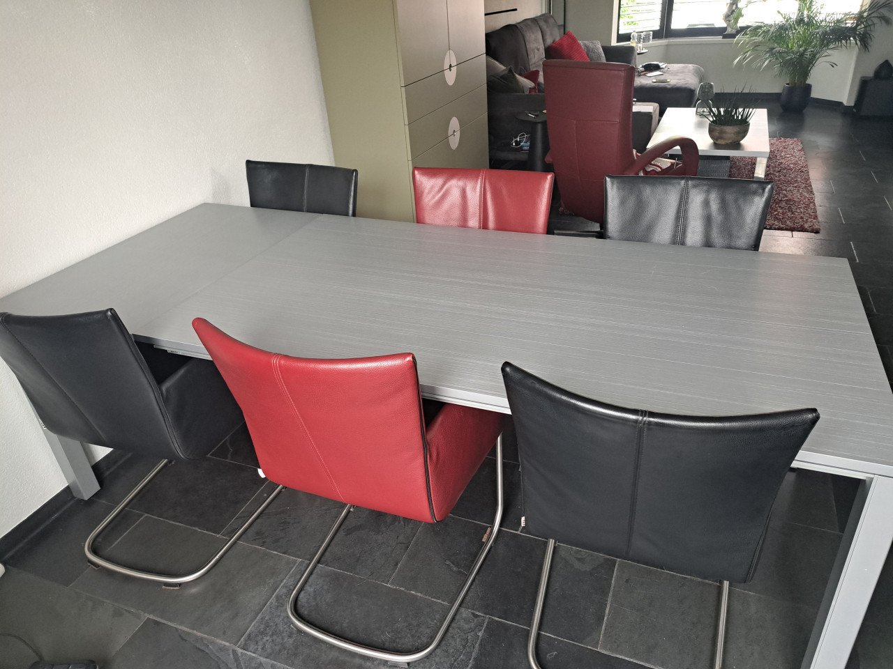 Te koop: Leolux eettafel met 6 lederen stoelen