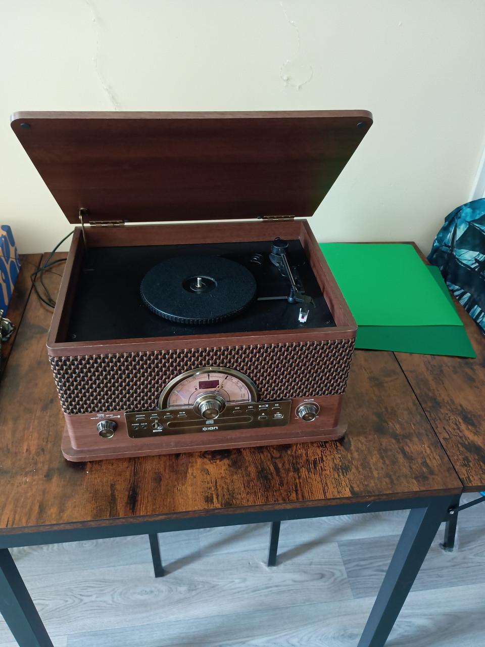 Prachtige retro stereo met platenspeler en cassette