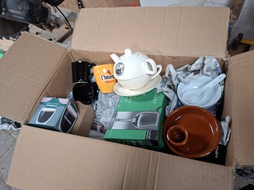 Doos net glazen potten aardewerk