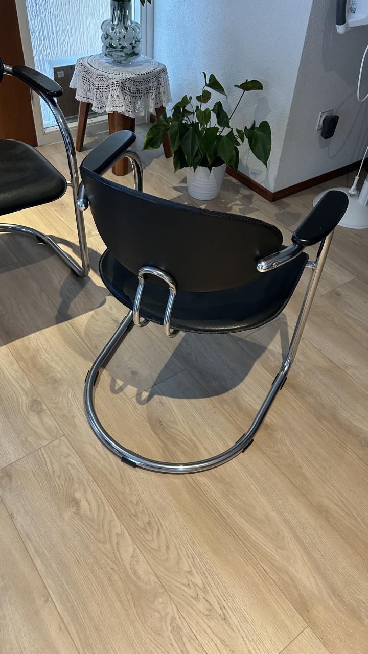 4 eetkamerstoelen, zwart leer met verchroomd frame