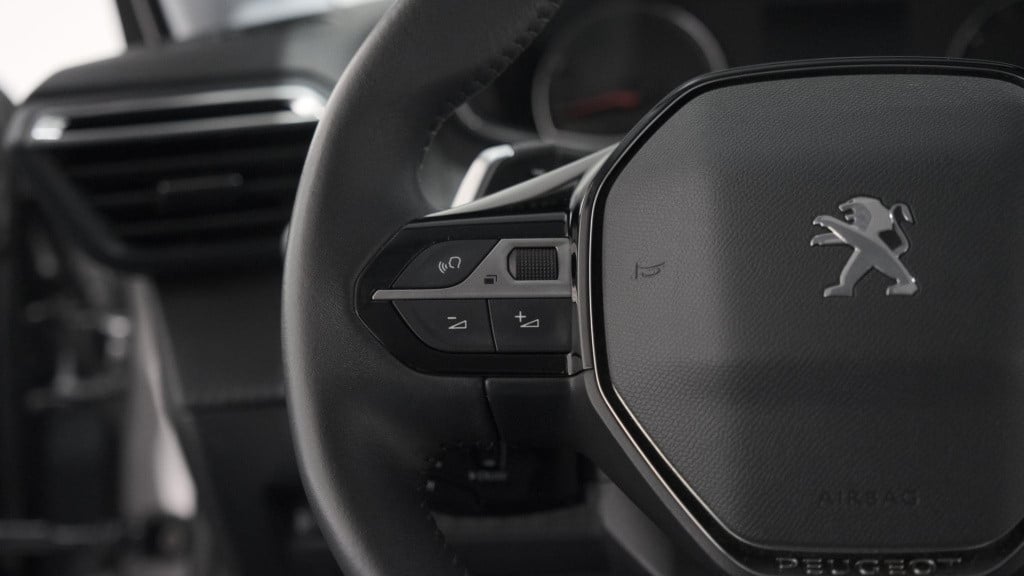 Peugeot 208 puretech 100 eat8 active | parkeersensoren | navigatie | apple 