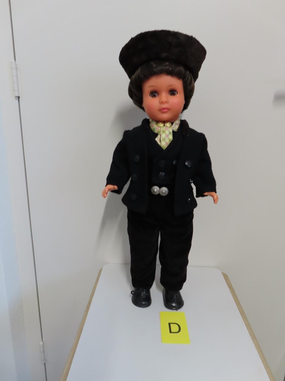 Wij verzorgen Klederdracht poppen Antiek of modern.