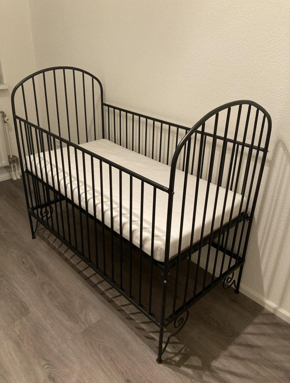 Zwart stalen baby ledikant