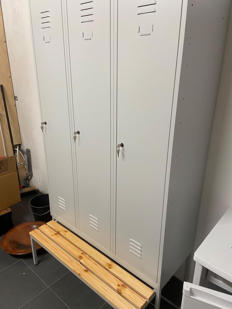 3 deurs locker kast met uitschuifbare zitbank