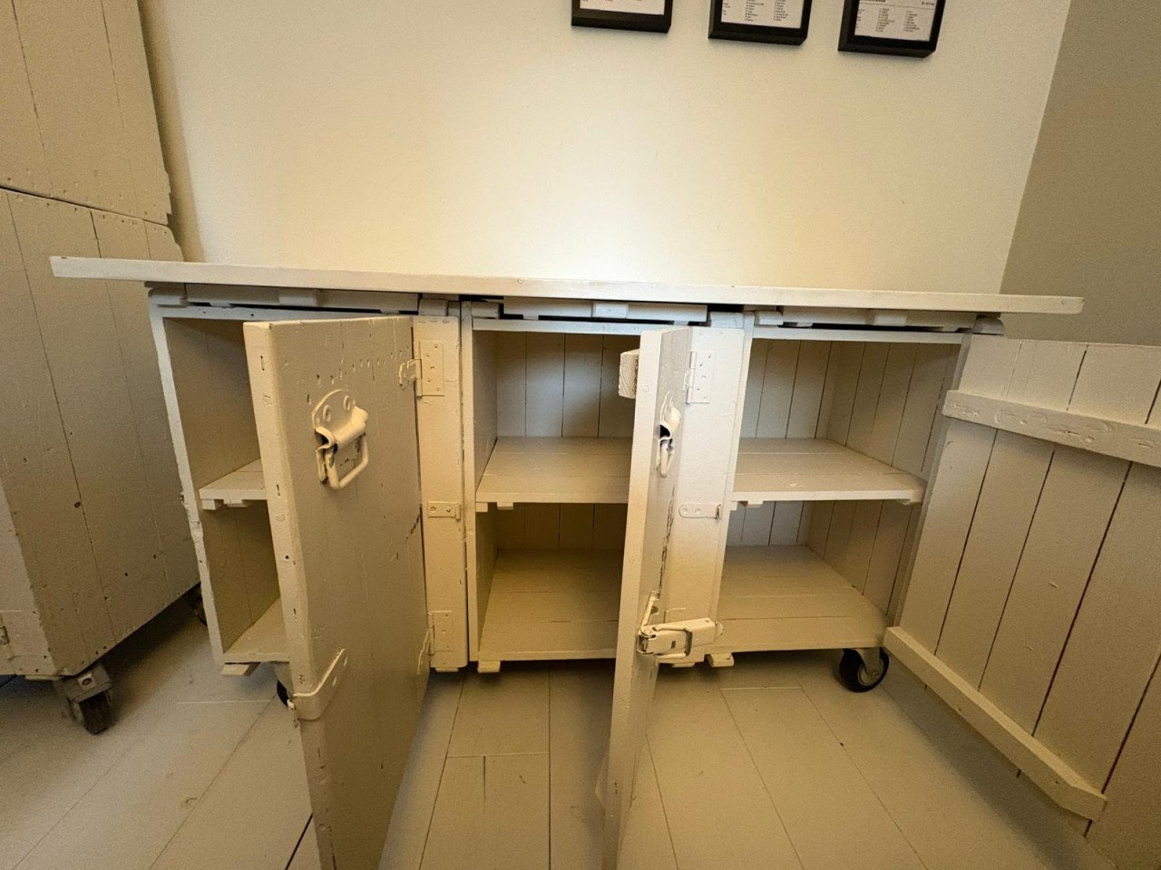 Witte, hele leuke kast(en) van Combitex