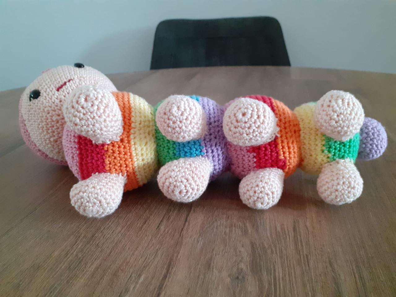 NIEUW: superleuke GEHAAKTE regenboog RUPS - 8,50