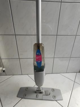 Dweil met sprayfunctie