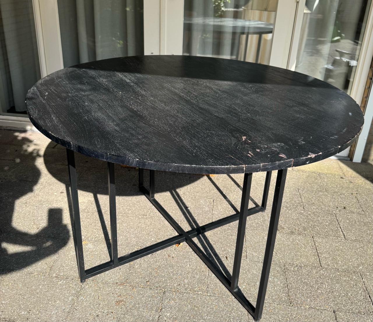 Zwarte tafel met matalen onderstel
