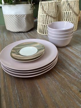 Gratis: 4 diner borden, 4 bakjes, 2 kleine bordjes