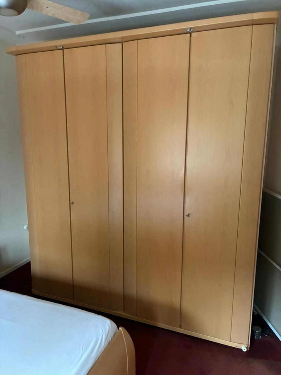 Kledingkast fineer, evt met bijpassend ledikant. In perfecte staat!