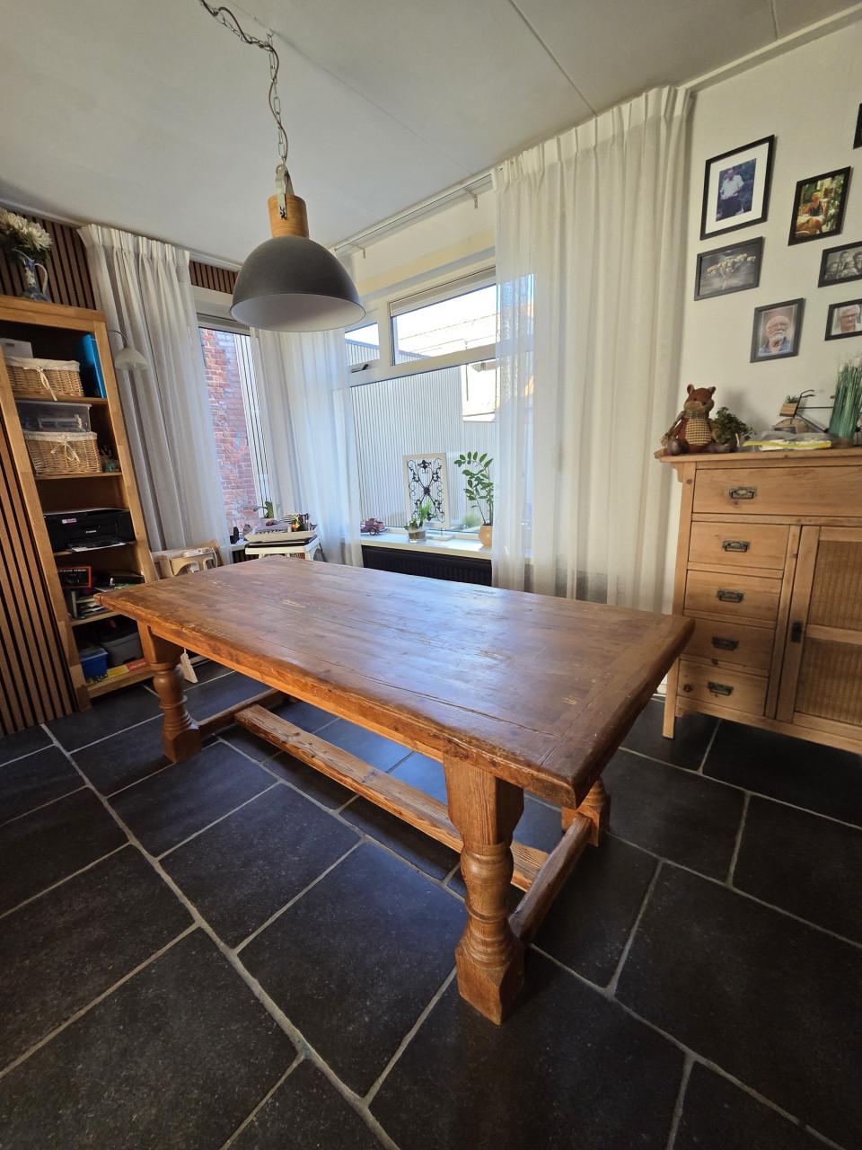 Oude kloostertafel, geleefd en karaktervol