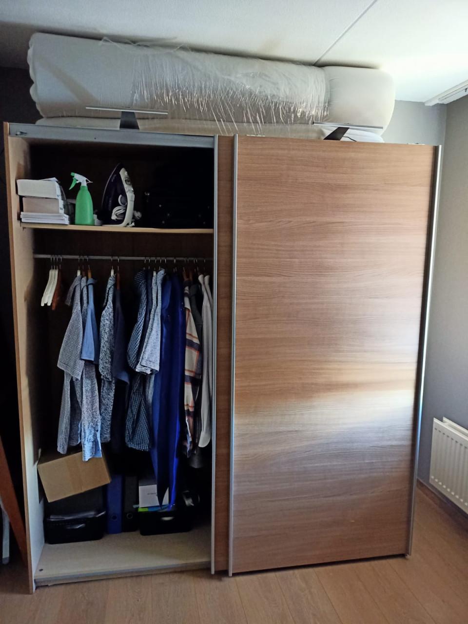 Kledingkast met schuifdeuren