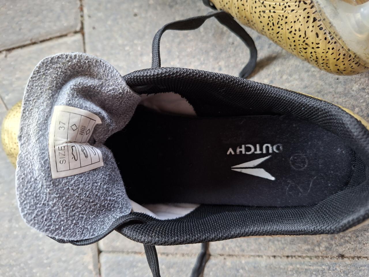 Voetbalschoenen maat 37