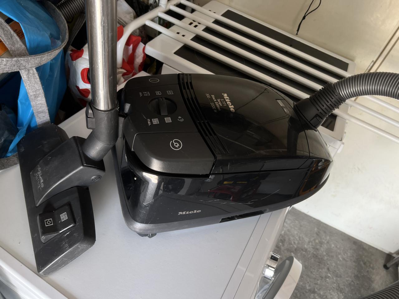 Miele stofzuiger 2000W als nieuw compleet