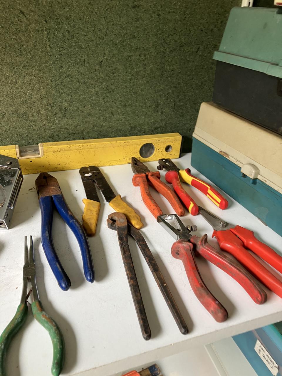 Te koop electrisch en handgereedschap in een koop