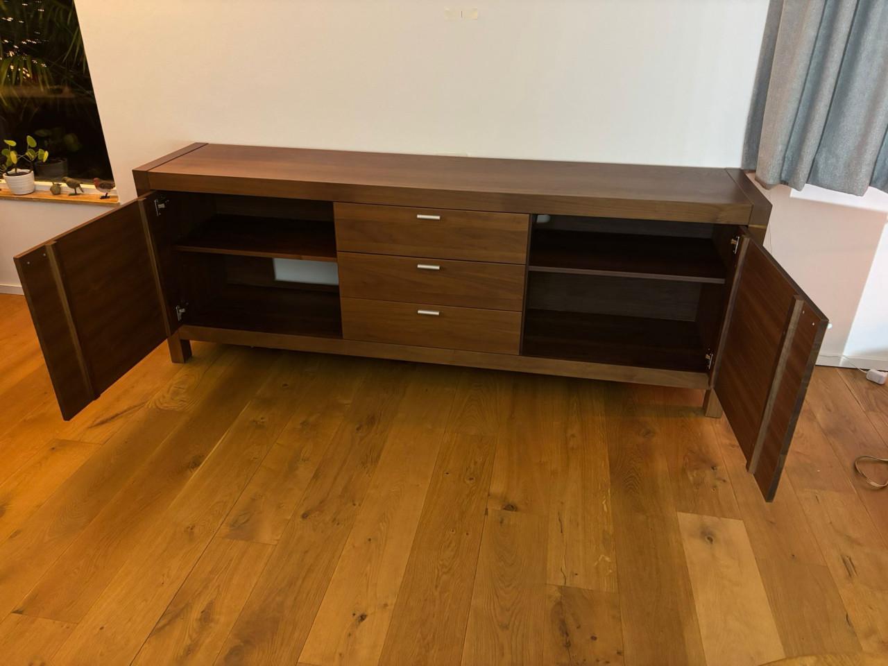 Mooi notenhouten modern dressoir