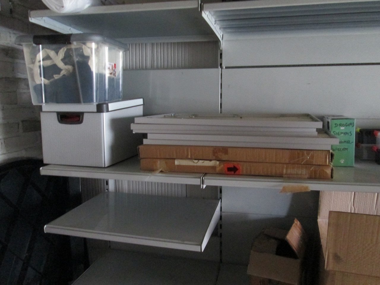 Metalen wandstelling met legboorden