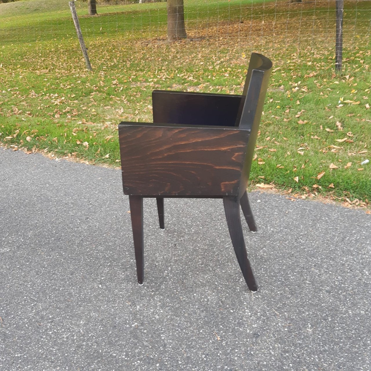 In goede staat verkerende houten stoelen.