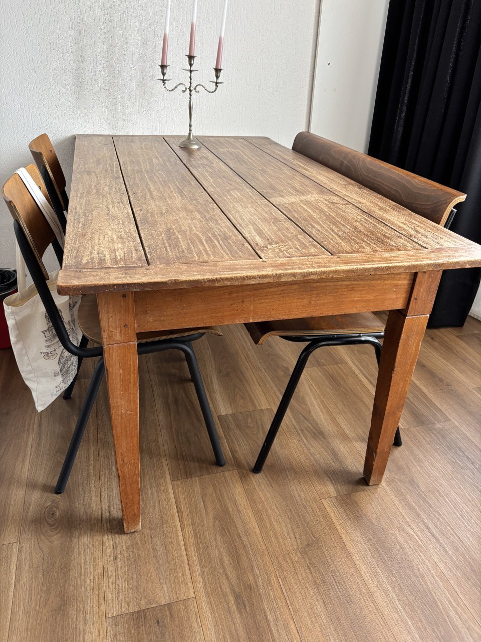 Eettafel + bankje en stoelen