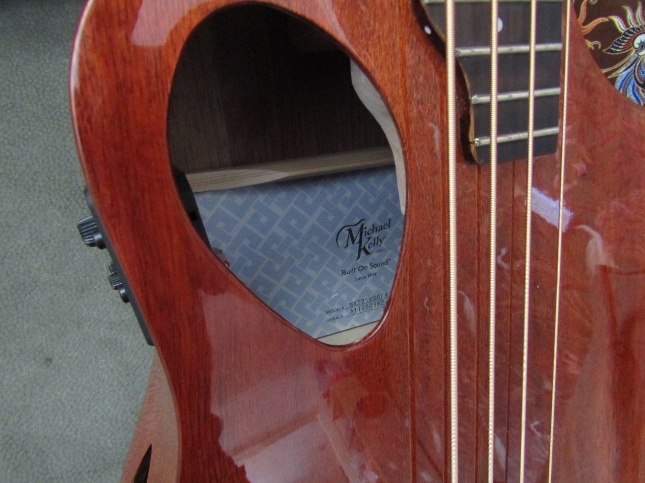 Semi akoestische basgitaar michael kelly travel