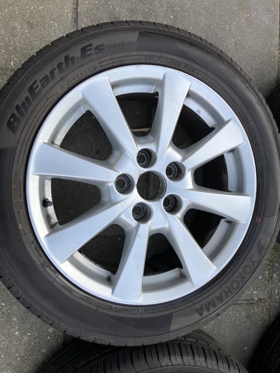 Winterbanden en originele velgen Toyota Avensis