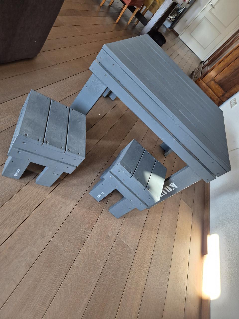 Lage (kinder)tafel met 2 krukjes
