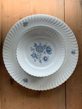 Gebakset: schaal en 6 bordjes