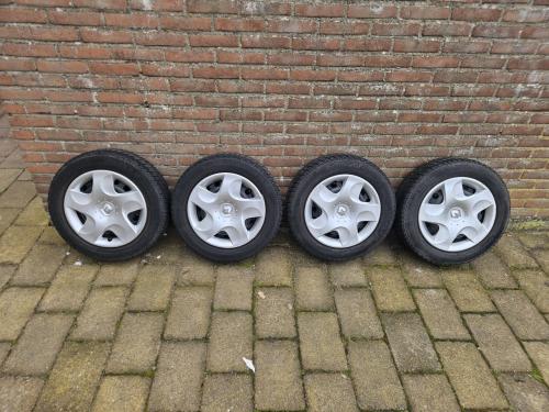 Continental winterbanden 175/55/R14 op velg 4x100