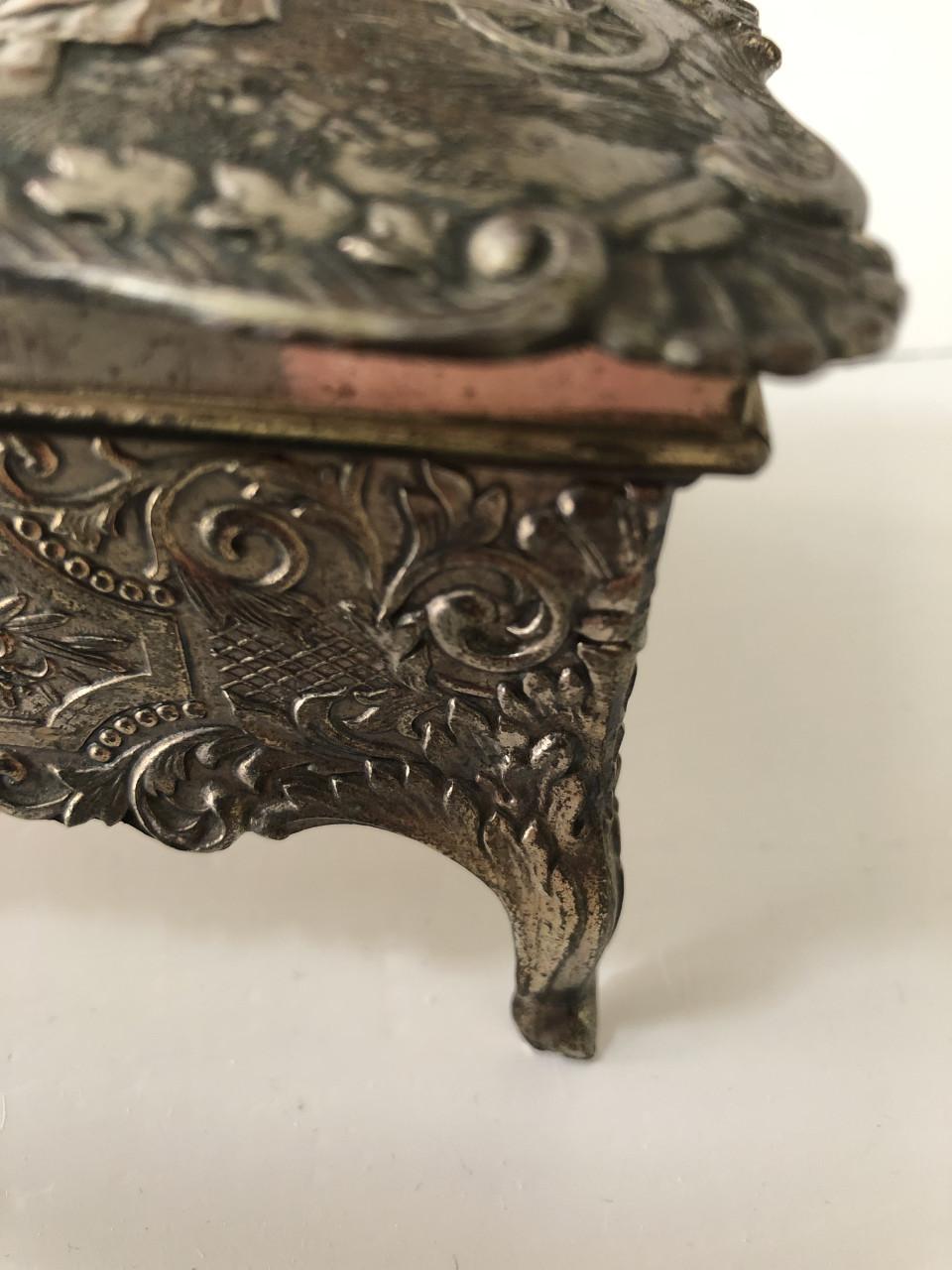 Zeer mooi gedetailleerd brocante metalen sieradendoosje op pootjes