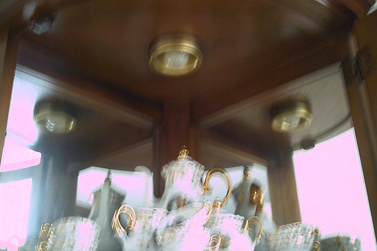 HOEKVITRINE in ronde vorm met spiegelwanden en verlichting.