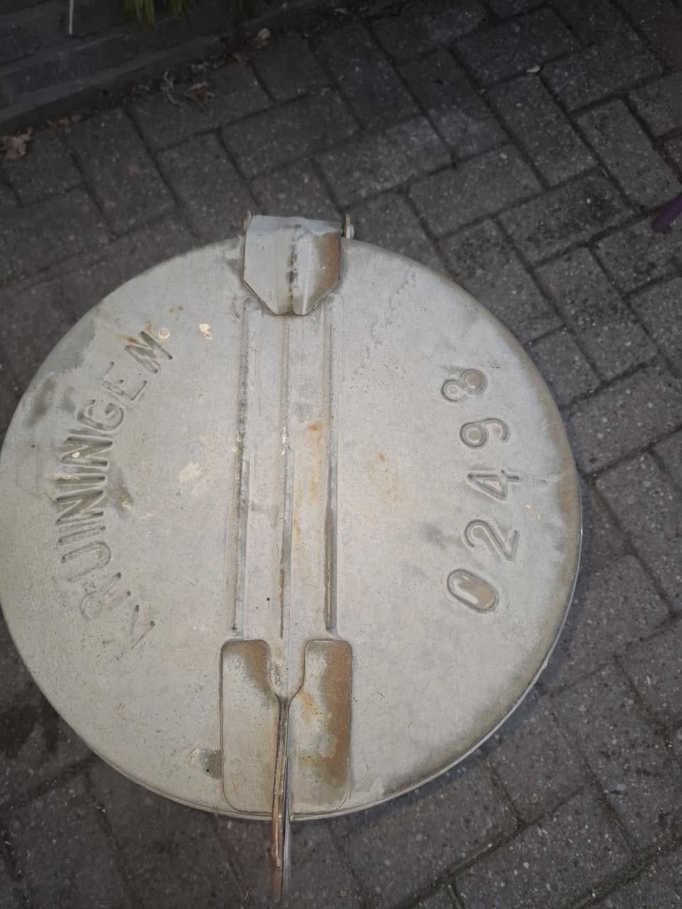 Oude zinken vuilnisbak Kruiningen