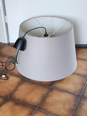 Grote hanglamp, kap van stof (binnenkant plastic). Kleur heel lichtgrijs.