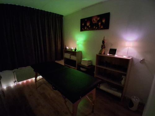 Ontspanningsmassage voor vrouwen door senior masseur