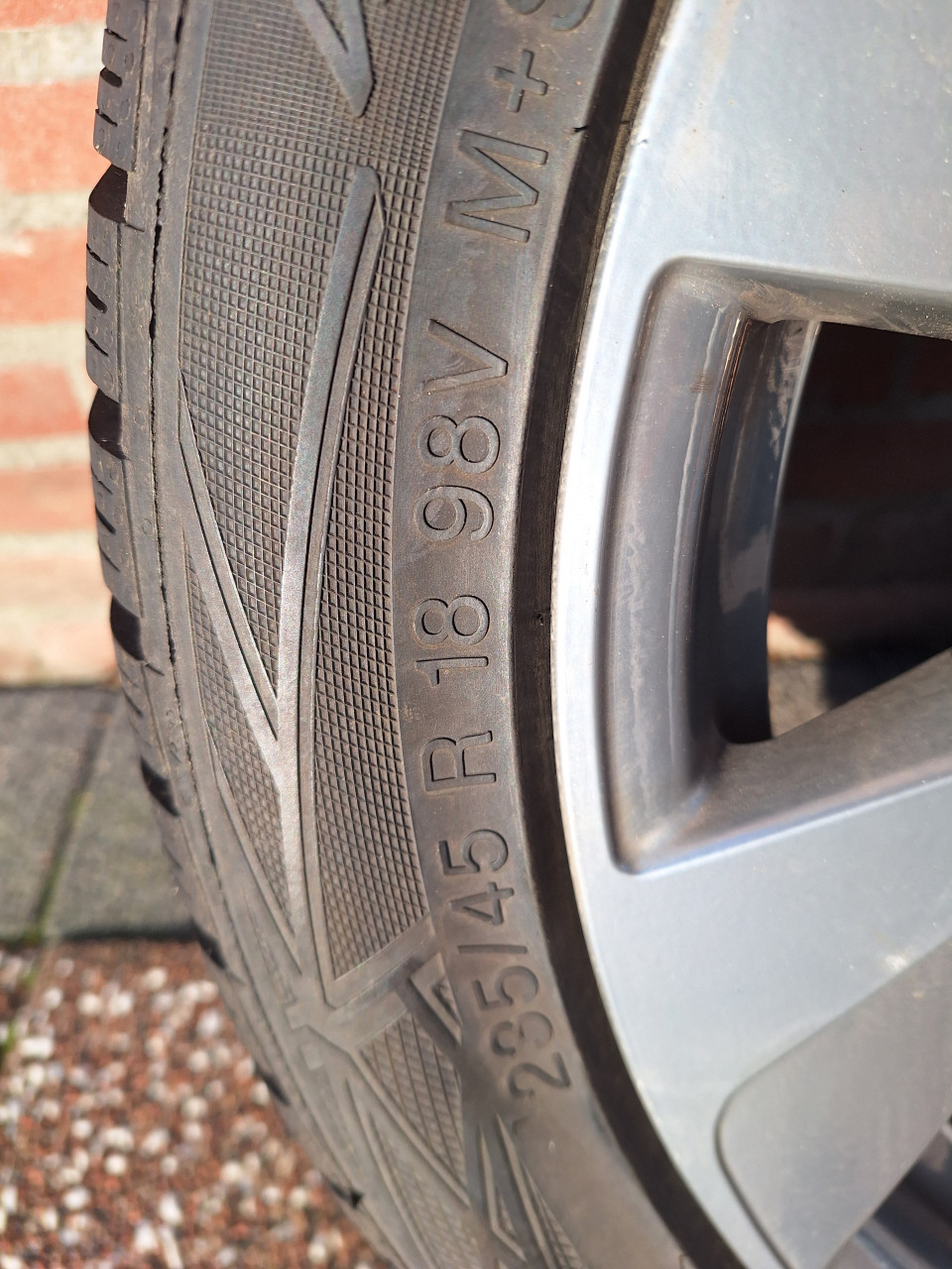 Winterbanden op velg 235/45 R18