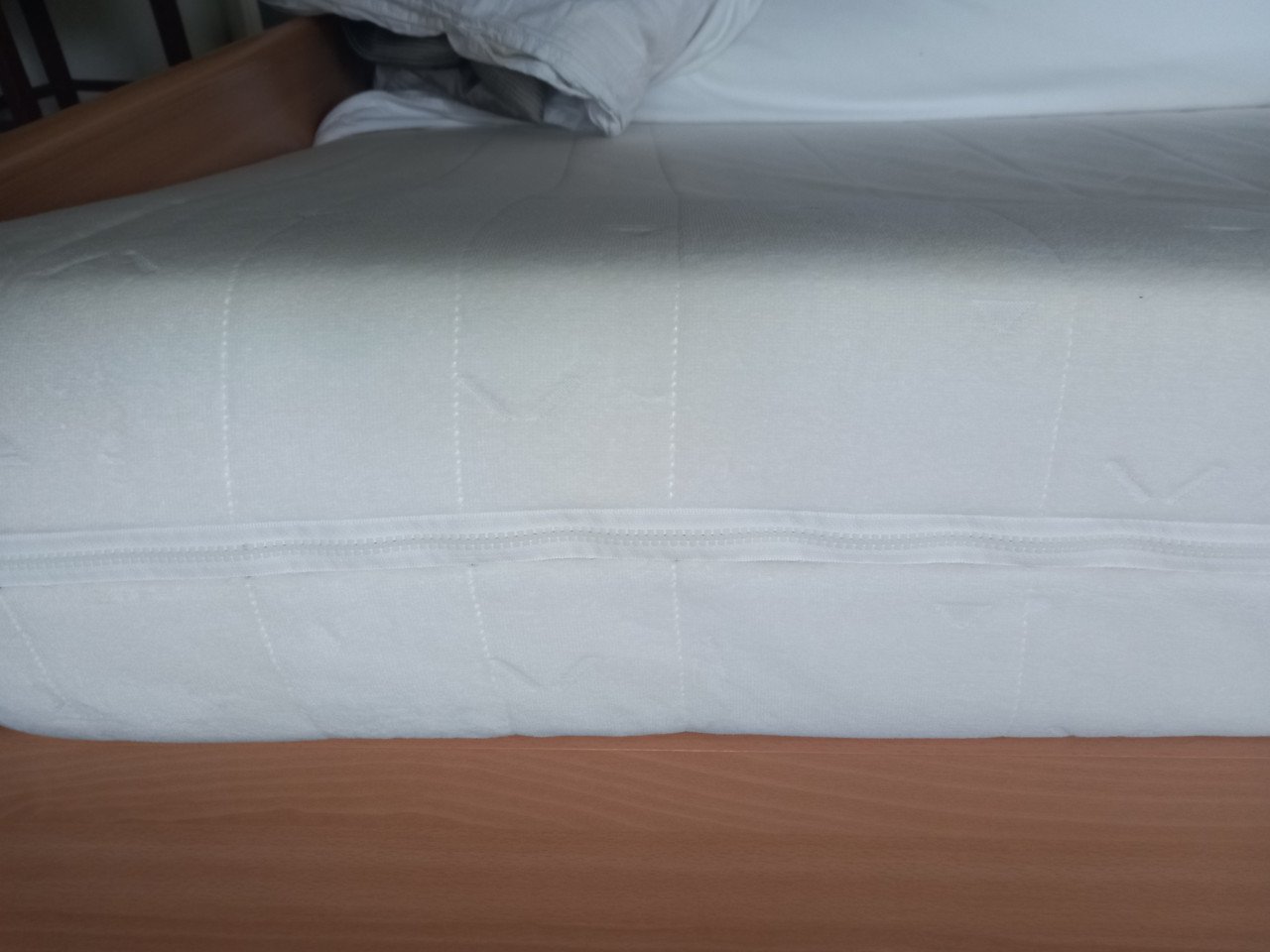 Tweepersoonsbed verstelbare lattenbodems(2 losse bedden)