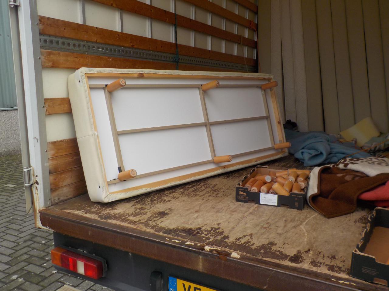 Boxspring met matras 80 x 200 cm per stuk 60 euro 2 stuks 95 euro