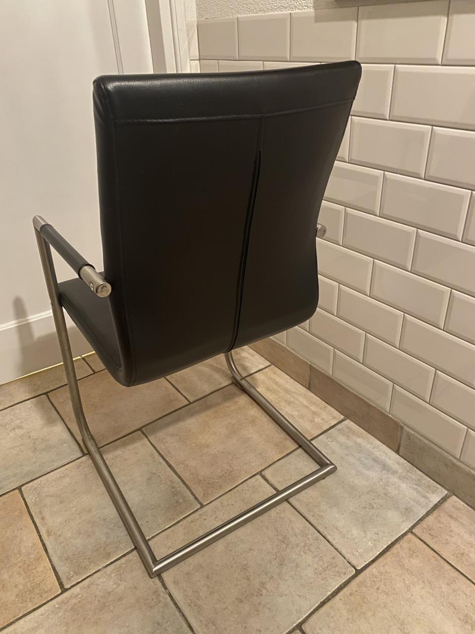 Twee zwarte leren stoelen