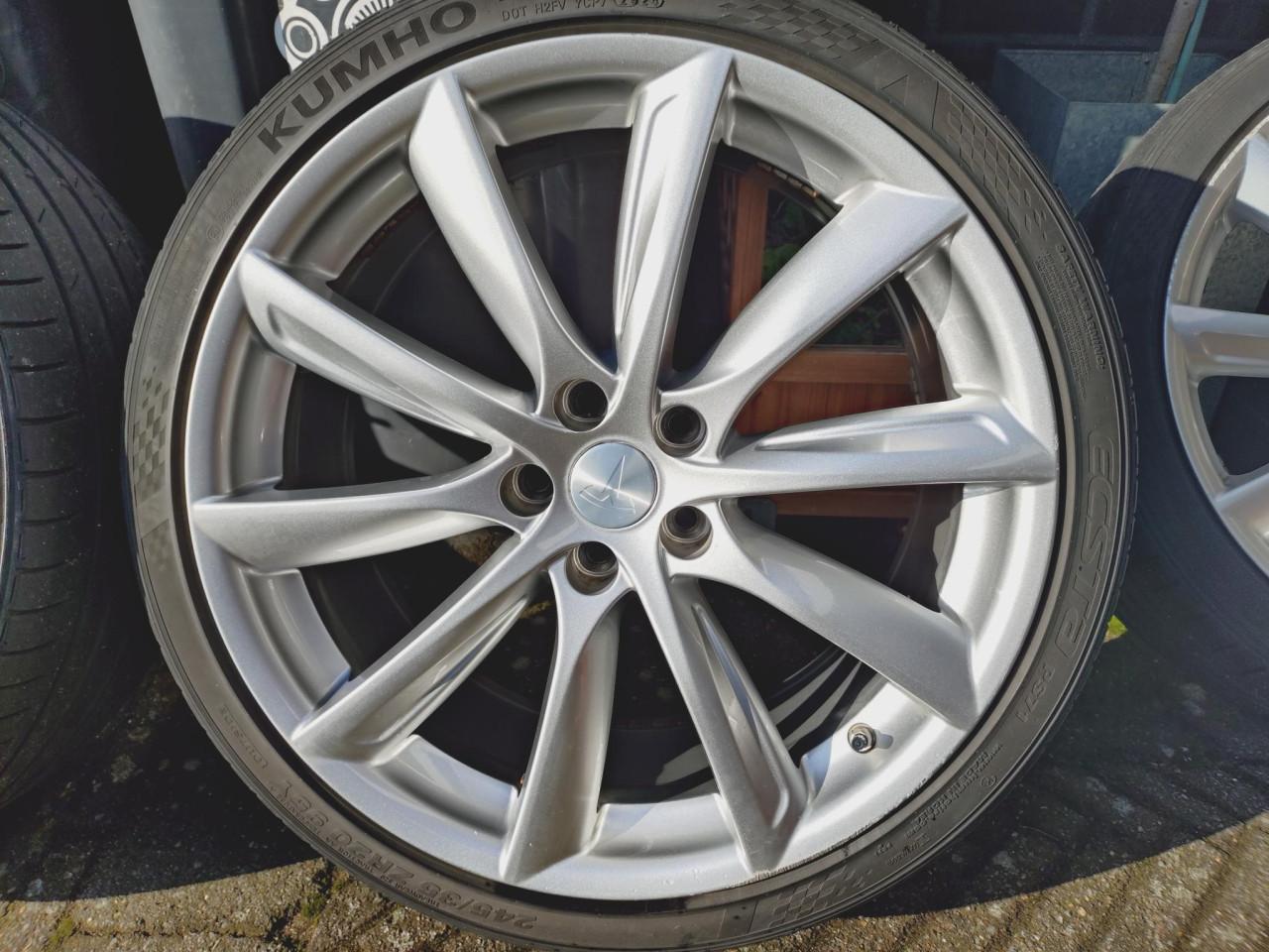 20 inch velgen Tesla incl TPMS en naafkappen