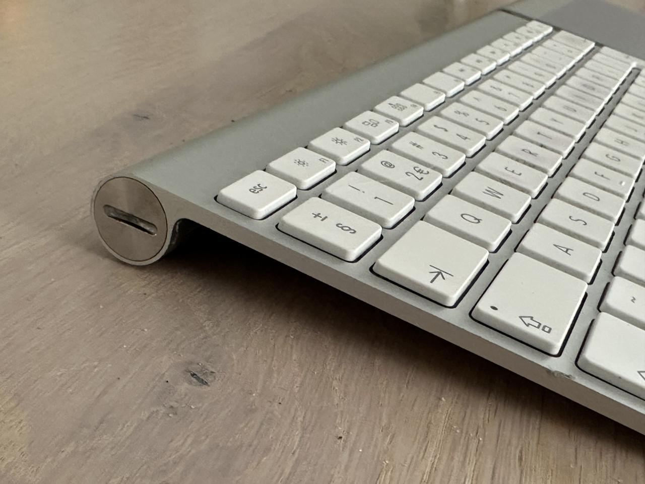 Apple Wireless Keyboard A1314 + Magic Trackpad A1339 – Bluetooth