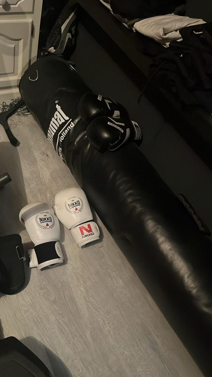 Bokszak met ketting en handschoenen