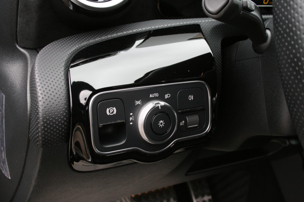 Mercedes-Benz A-Klasse 180 business solution amg