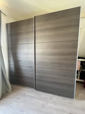 Kledingkast met schuifdeuren