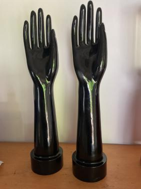 Etalage handen van juwelier