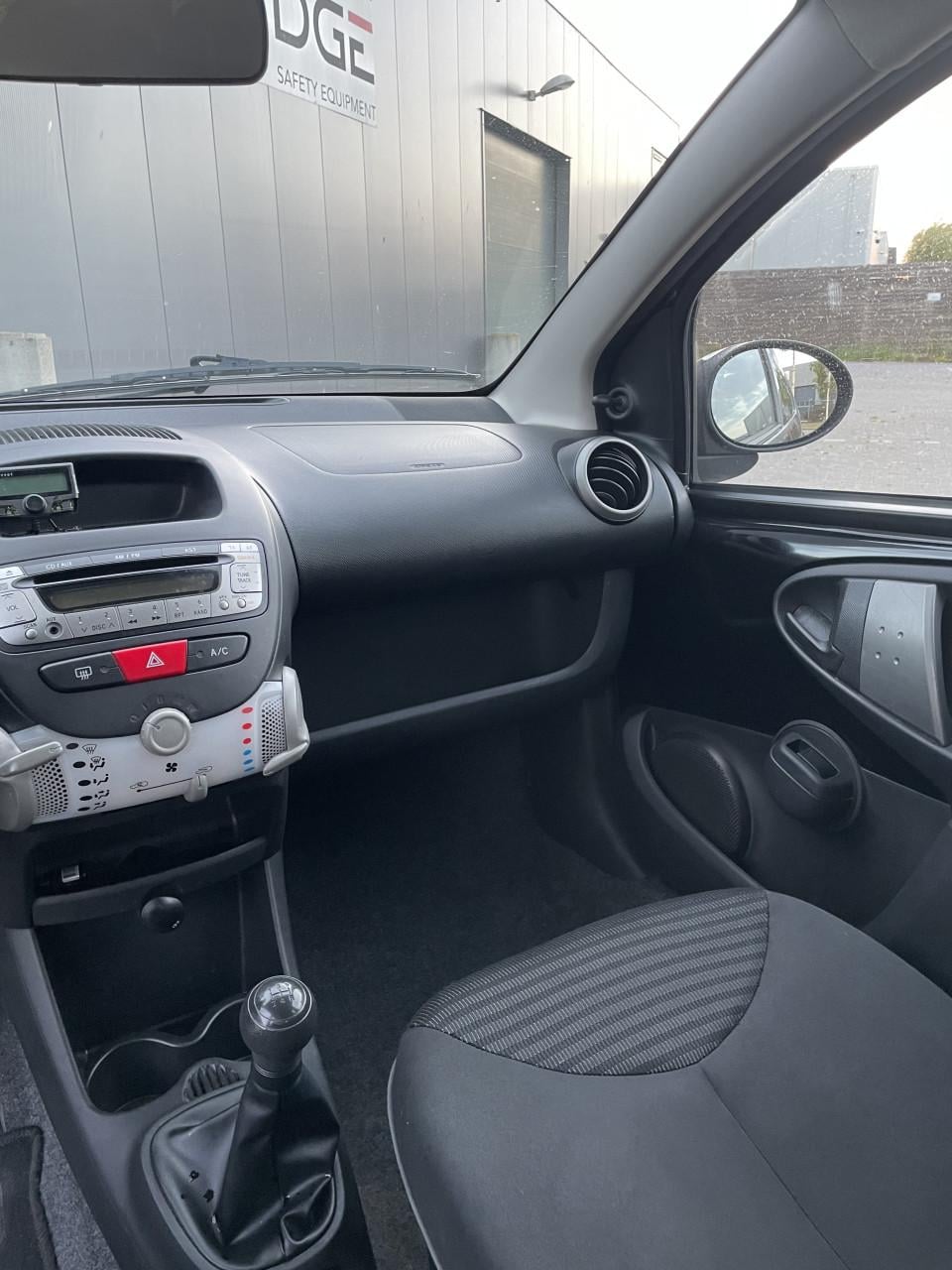Peugeot 107 1.0 12V 5DR 2013 Zwart | NAP | NIEUWE APK!