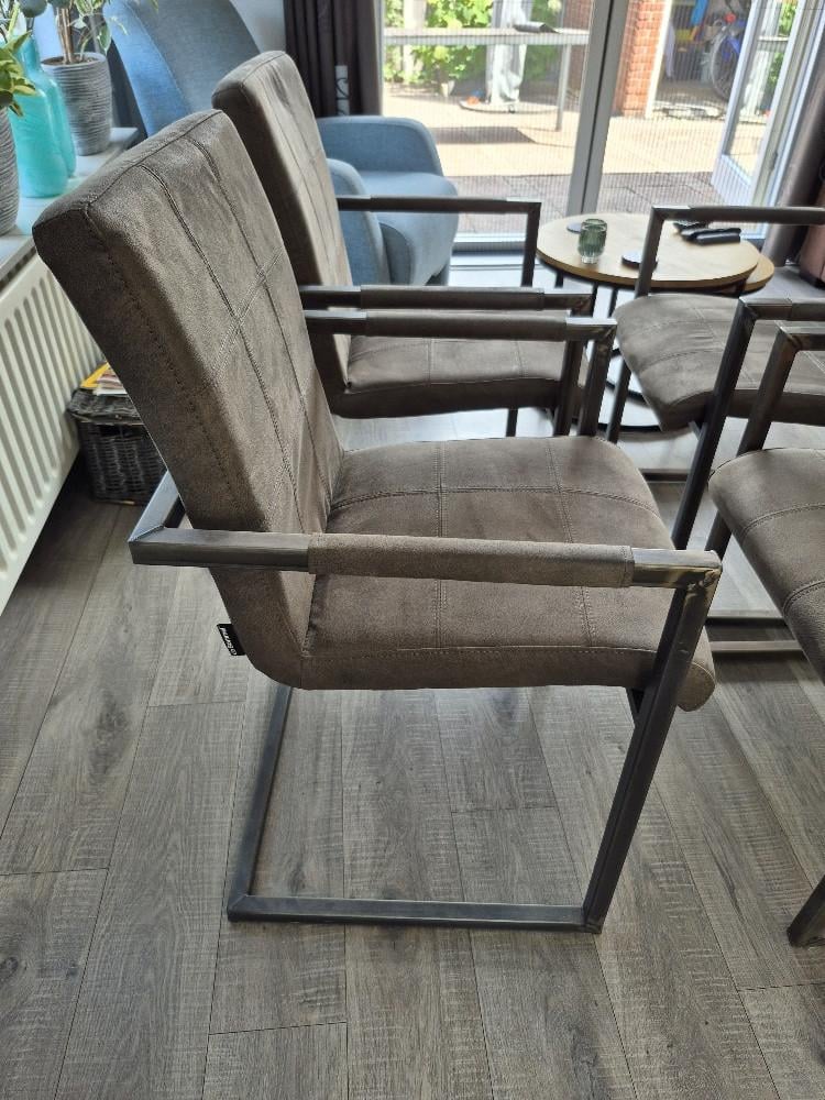 Te koop: set van 4 moderne eetkamerstoelen