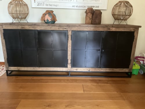 Dressoir met 4 deurjes