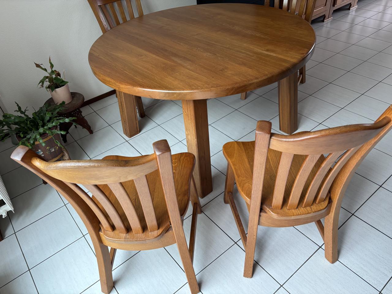 Eettafel met stoelen