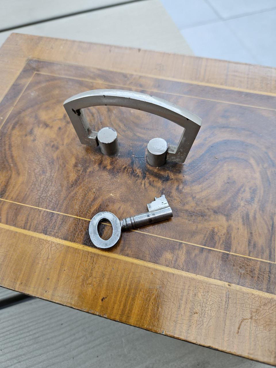Antieke zeldzame beaumont metalen kist houtlook met sleutel