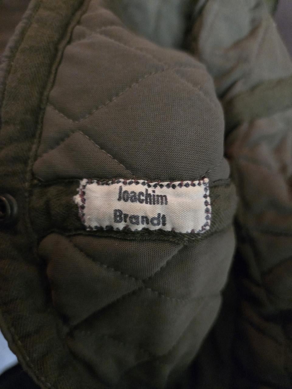 Jas is een olijfgroene, gewatteerde Duitse militaire parkavoering
