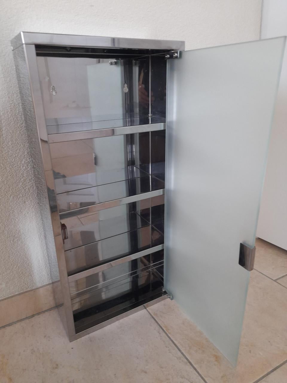 Medicijn kastje  27B x 57H x 12D ( in goede staat )